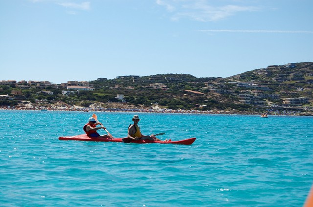 E qualche altro coraggioso, fende l'acqua remando su di una velocissima canoa!